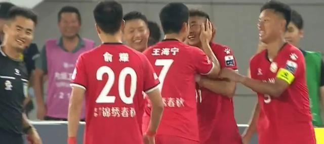 关于国内足球联赛：球队实力对抗场面火爆的信息