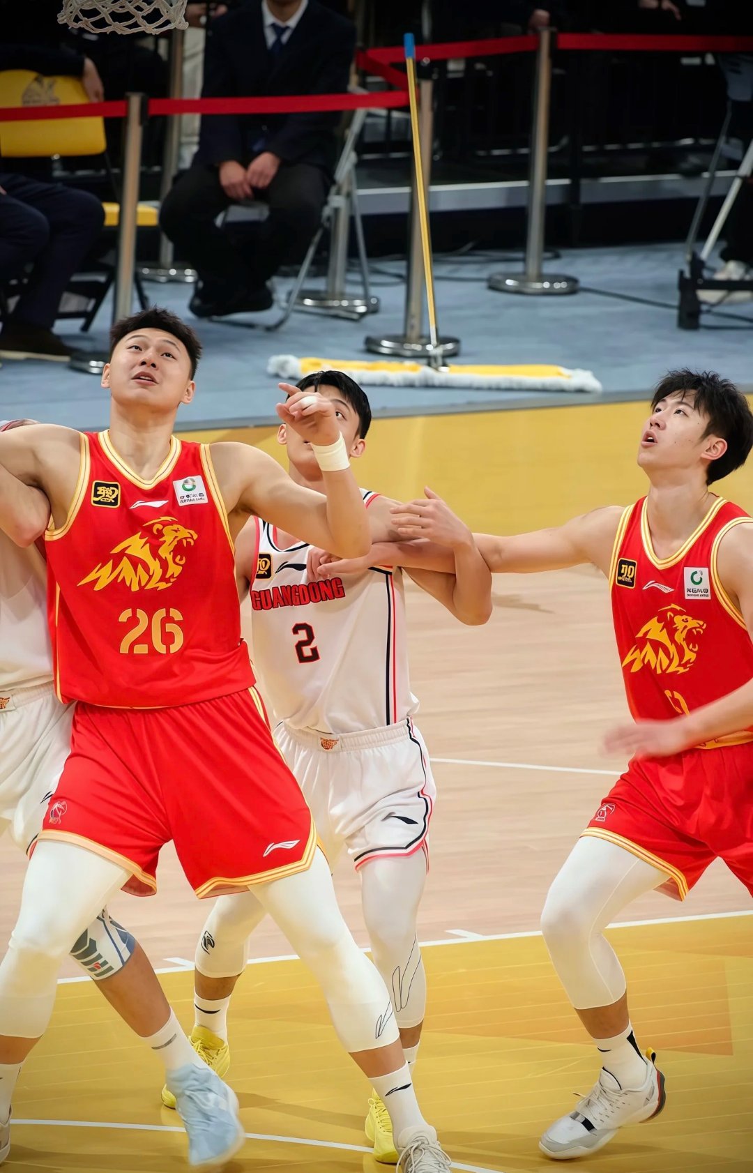 关于篮球冠军战角逐激烈,血拼到底的信息 关于篮球冠军战角逐激烈,血拼到底的信息