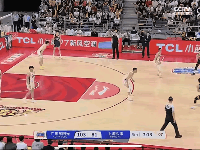 关于上海队在比赛中展现强大实力，成功击败对手的信息