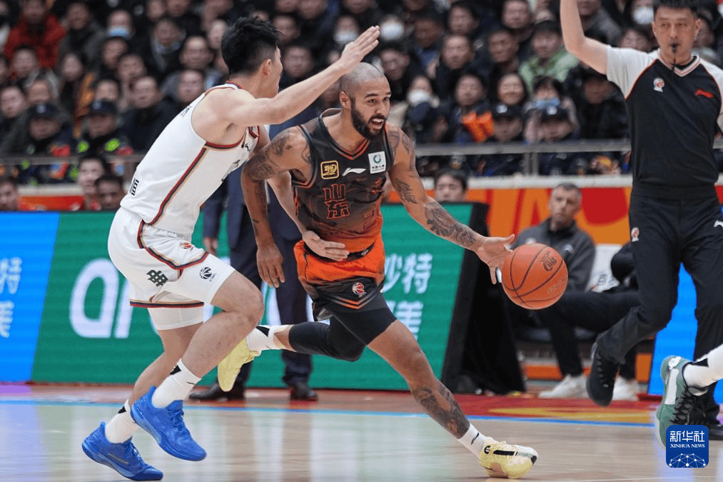 雷火电竞官网-山东男篮遭遇惊险胜利，成功逆转