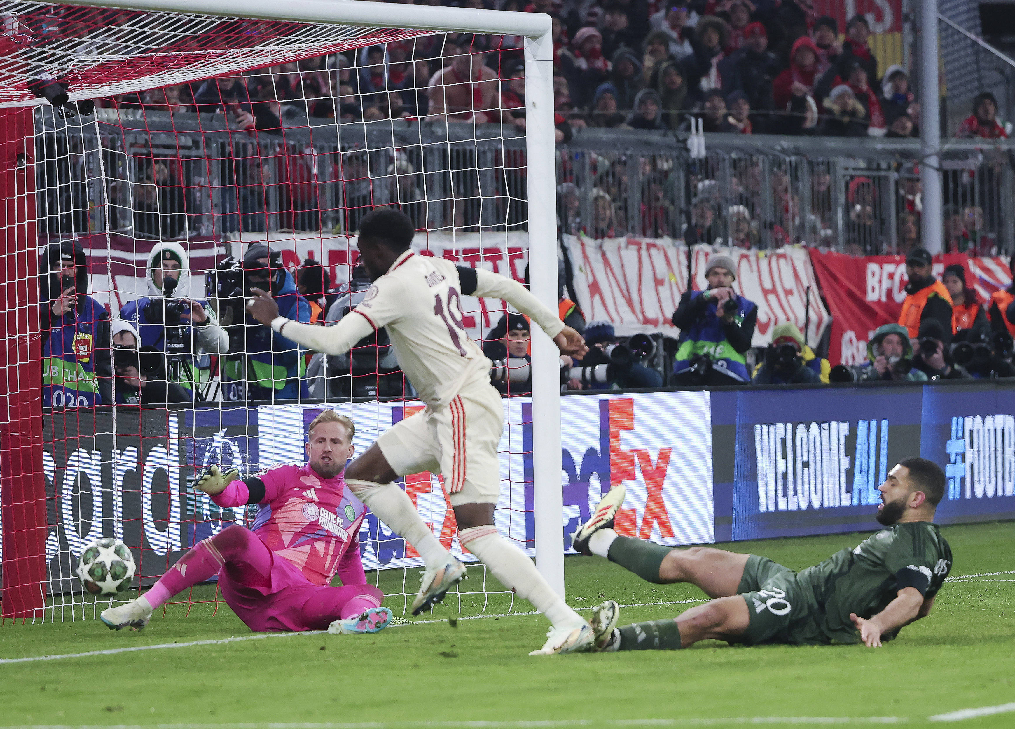 雷火电竞亚洲先驱-AC米兰逆转曼联，晋级欧冠半决赛