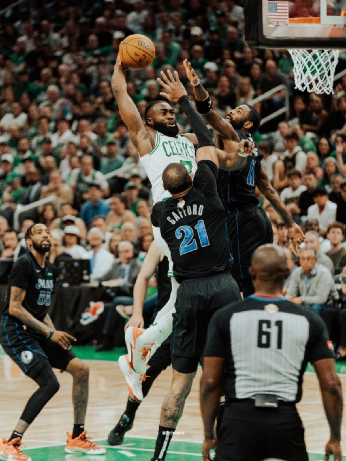 独行侠鏖战凯尔特人，戈贝尔扛起全队的简单介绍