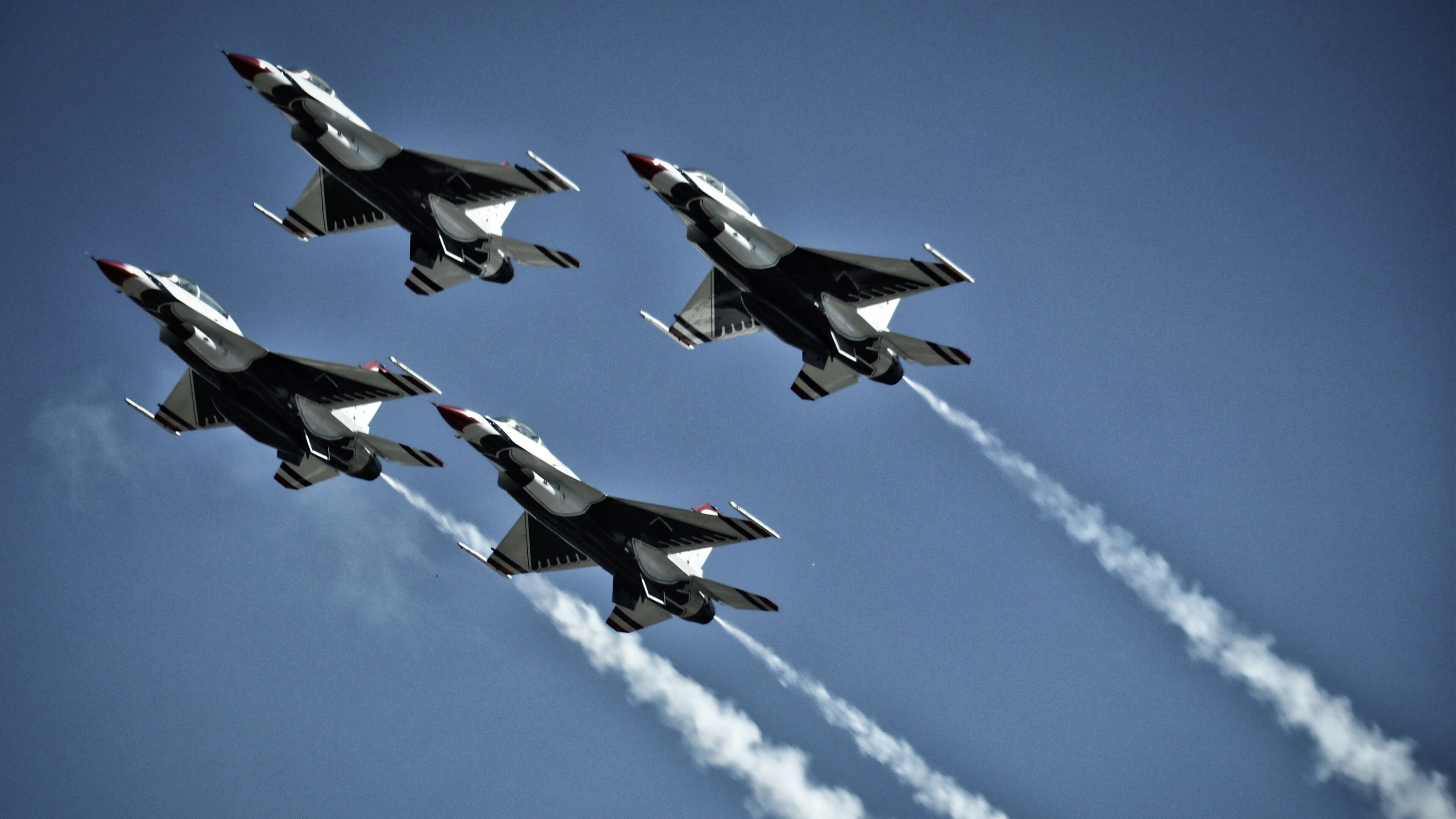 雷火电竞合作-绝境的璀璨，当欧冠陷入窒息与雄鹿碾碎篮网时，我们都在见证无法复刻的决绝