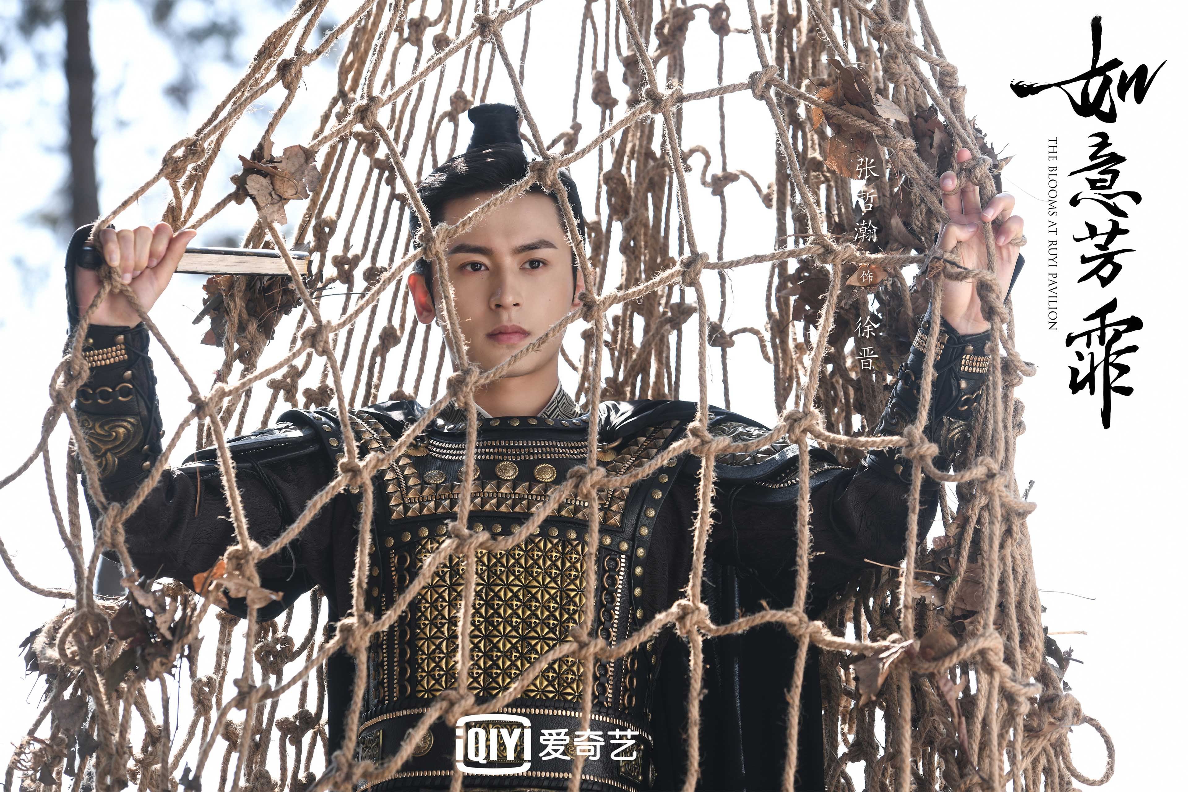 高压时刻,F1赛道轮胎尖叫与篮下肌肉轰鸣的交响