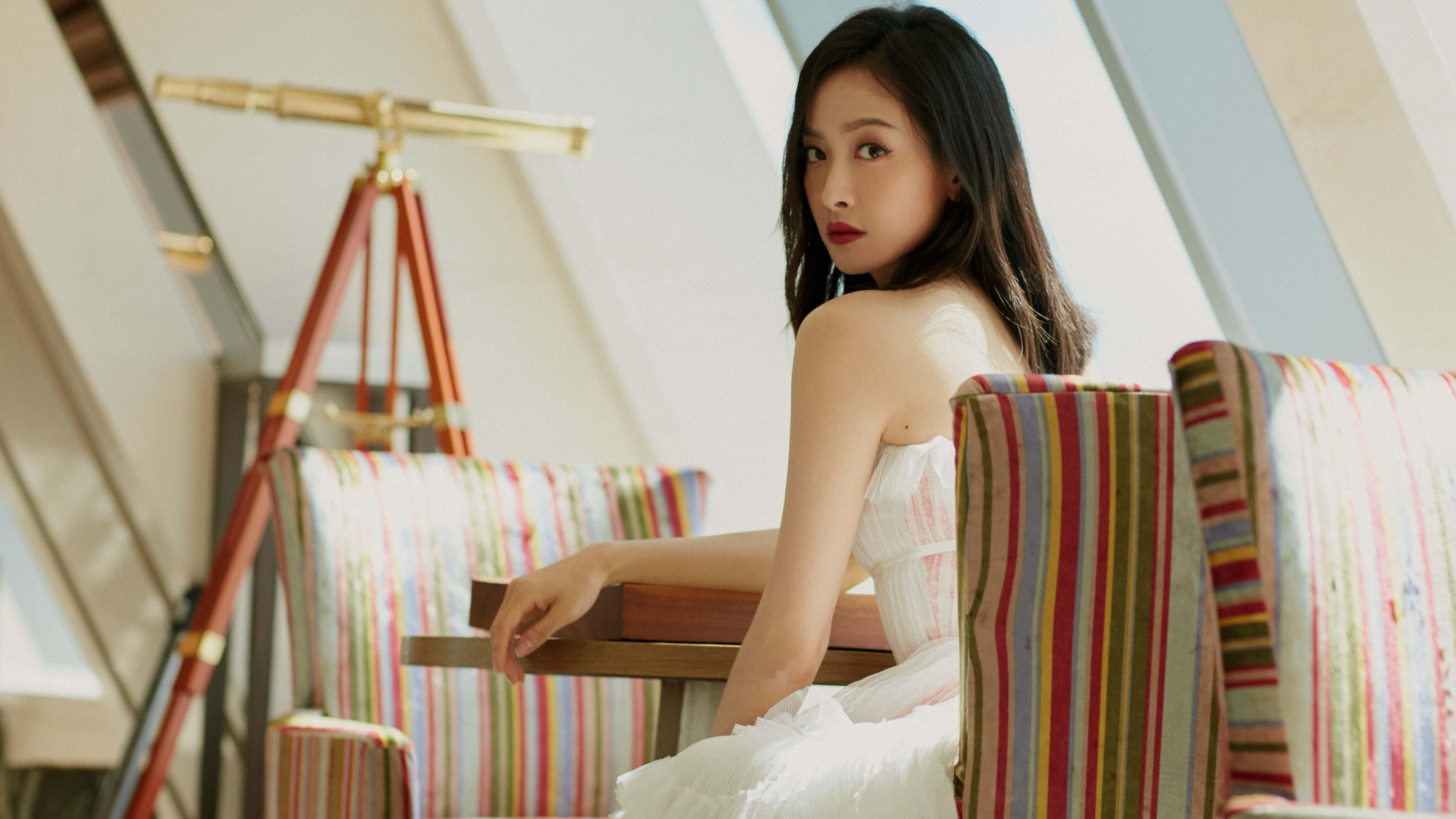 赛道如球场，当F1争冠的轰鸣撞破篮球的静寂